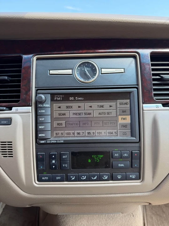 2006 Lincoln Town Car - Image 14 of 18