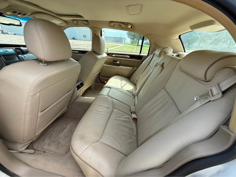 2006 Lincoln Town Car - Image 10 of 18