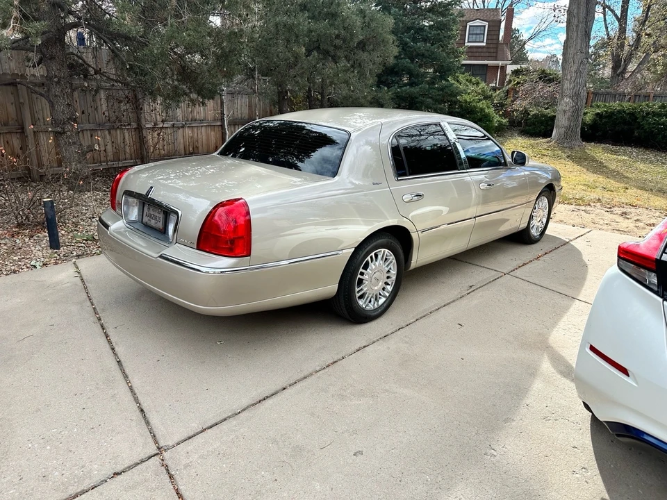 2006 Lincoln Town Car - Image 2 of 21
