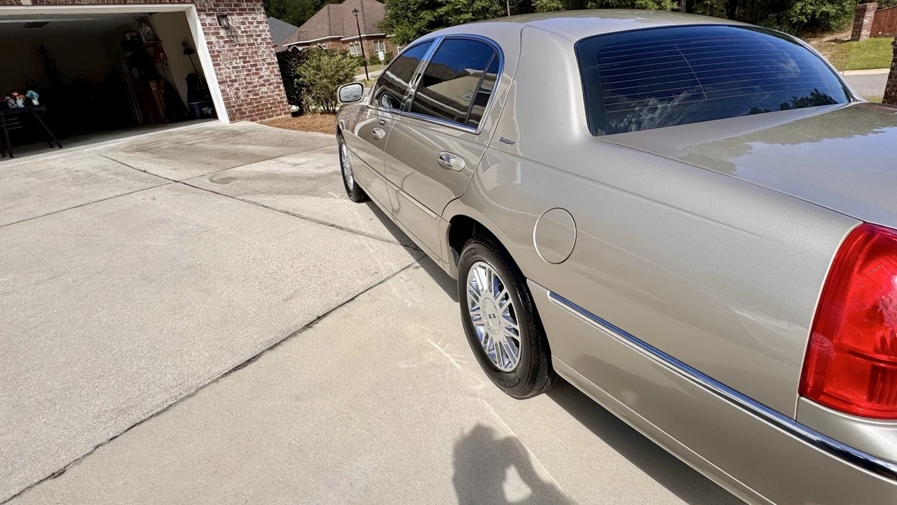 2006 Lincoln Town Car - Image 5 of 21