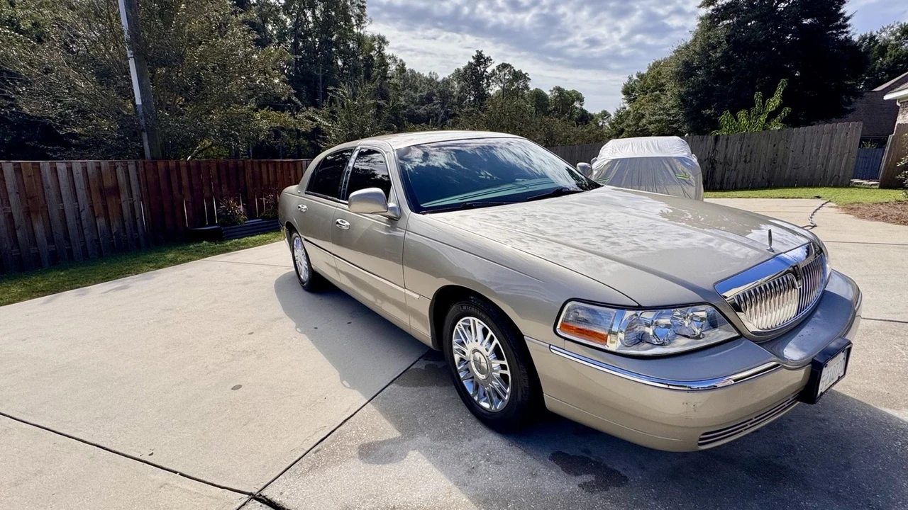 2006 Lincoln Town Car - Image 8 of 21
