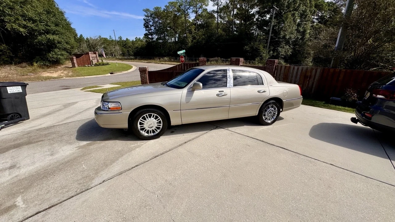2006 Lincoln Town Car - Image 3 of 21