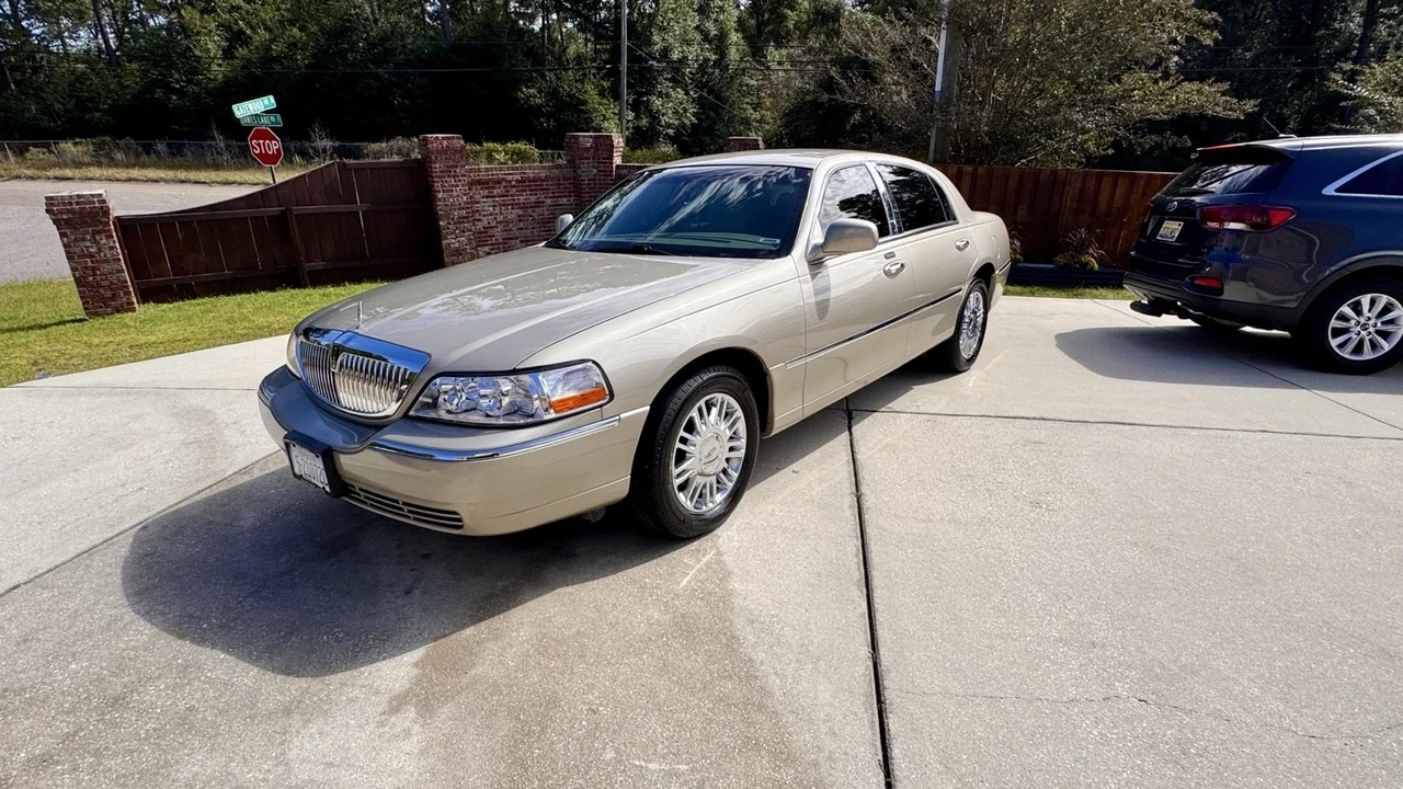 2006 Lincoln Town Car - Image 9 of 21
