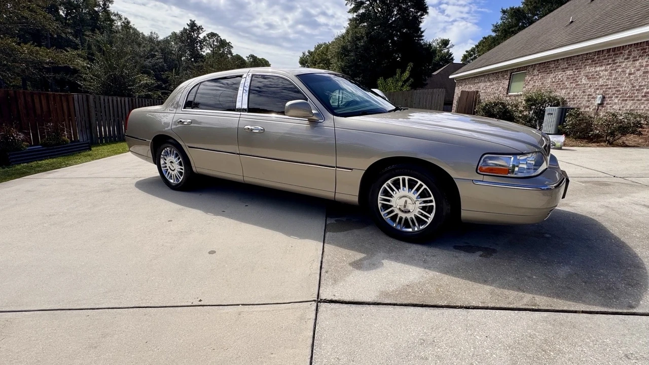 2006 Lincoln Town Car - Image 7 of 21