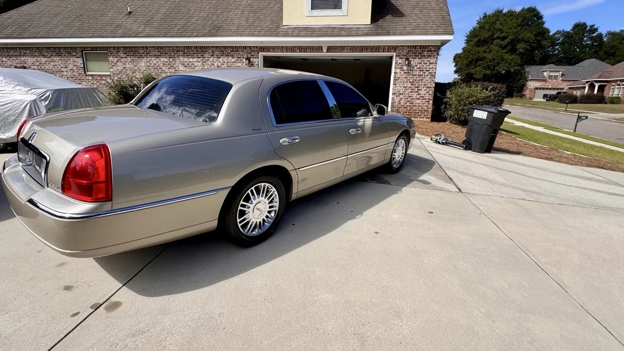 2006 Lincoln Town Car - Image 6 of 21