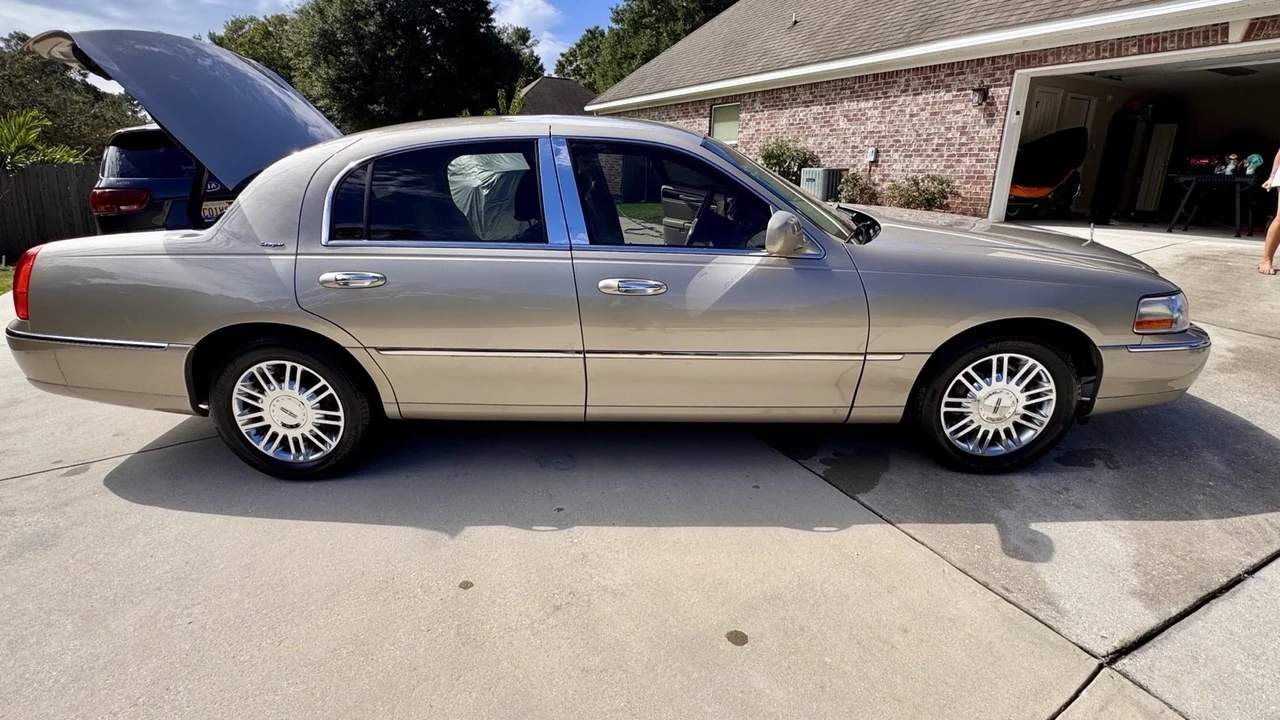 2006 Lincoln Town Car - Image 12 of 21