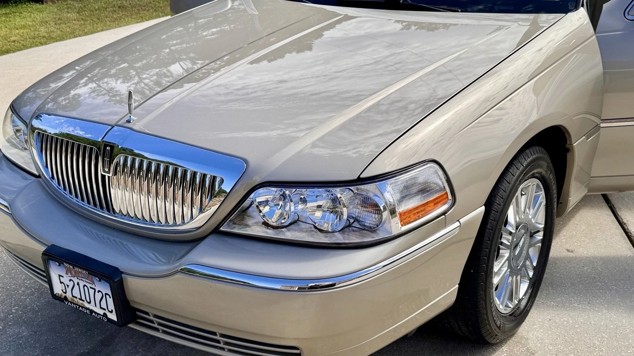 2006 Lincoln Town Car - Image 13 of 21