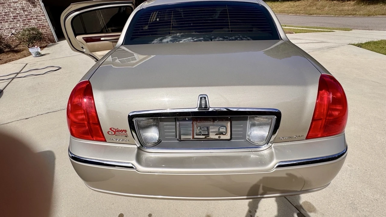2006 Lincoln Town Car - Image 11 of 21