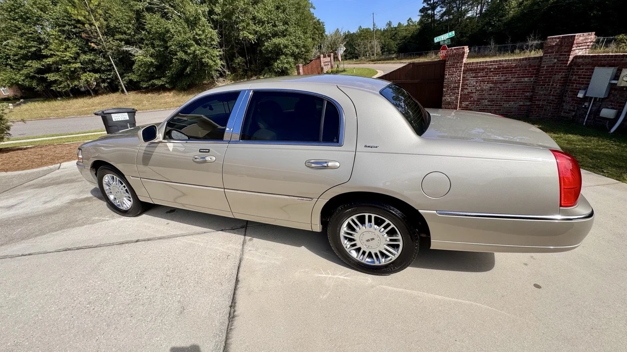 2006 Lincoln Town Car - Image 4 of 21