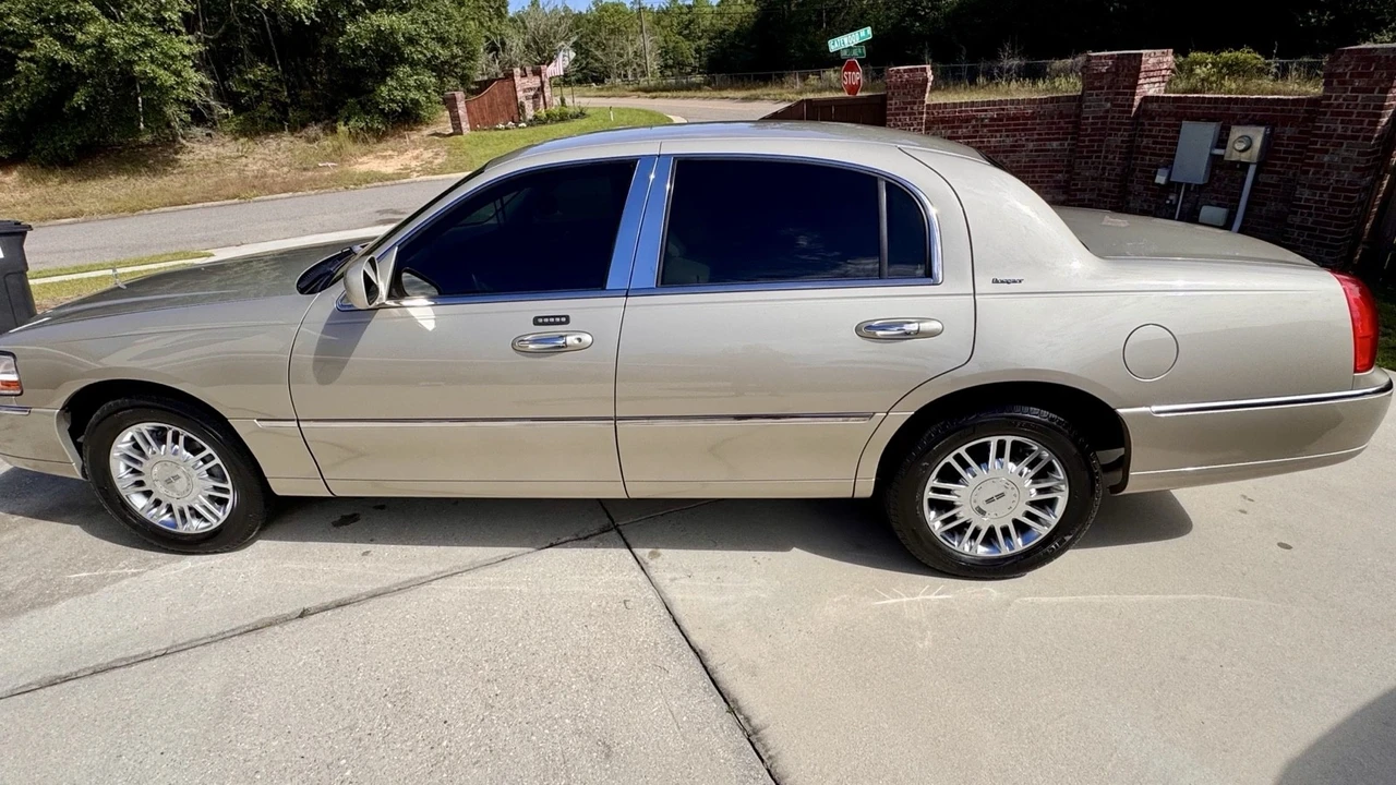 2006 Lincoln Town Car - Image 10 of 21