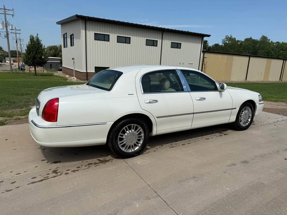 2006 Lincoln Town Car - Image 3 of 19