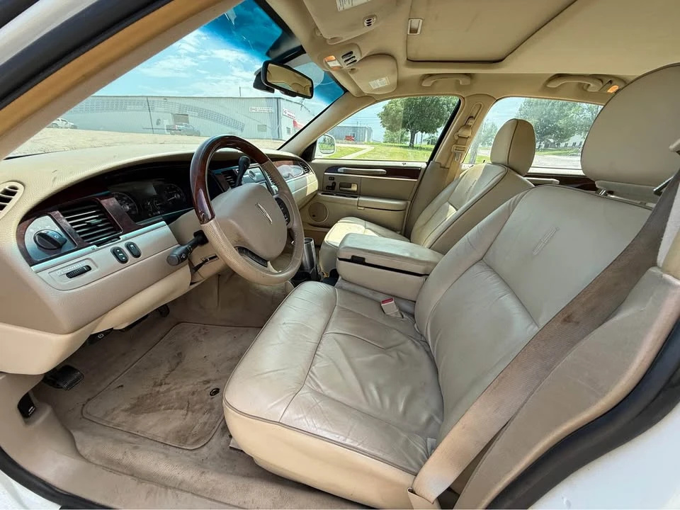 2006 Lincoln Town Car - Image 9 of 19