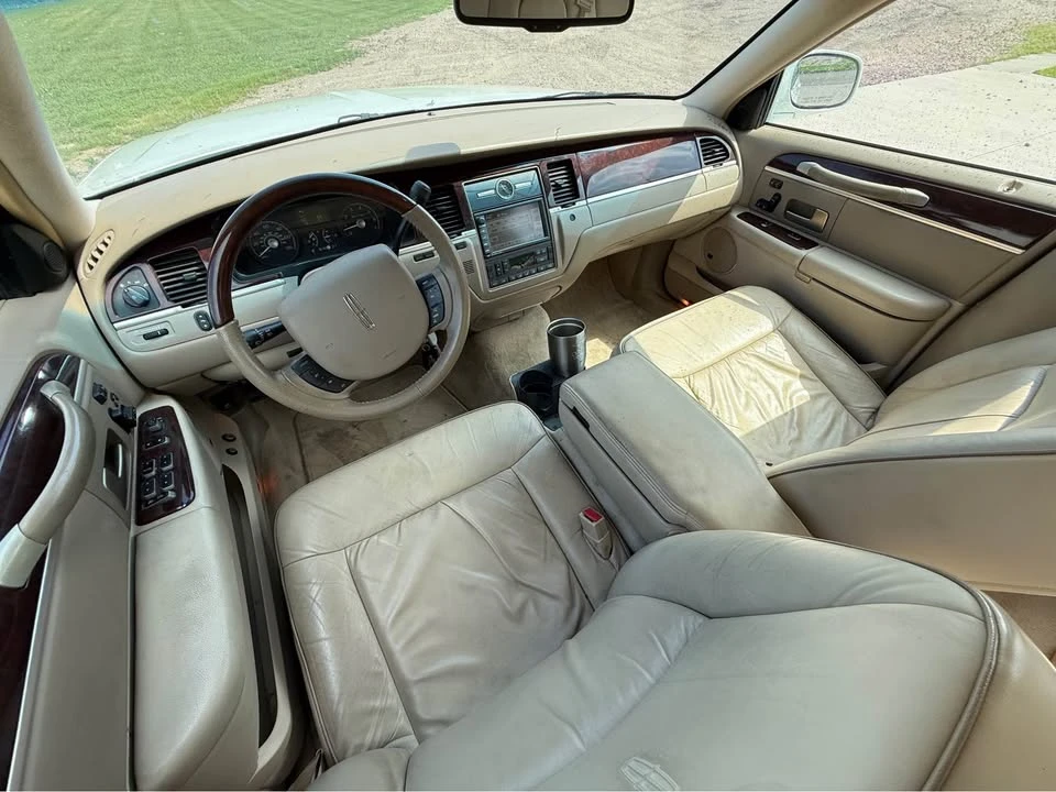 2006 Lincoln Town Car - Image 11 of 19
