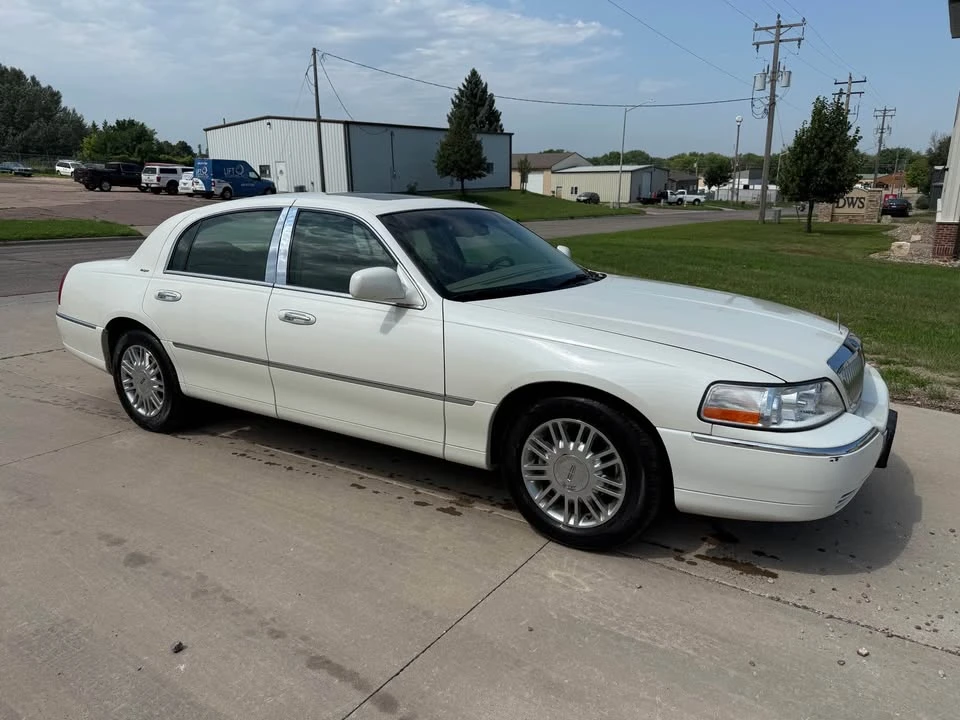 2006 Lincoln Town Car - Image 2 of 19