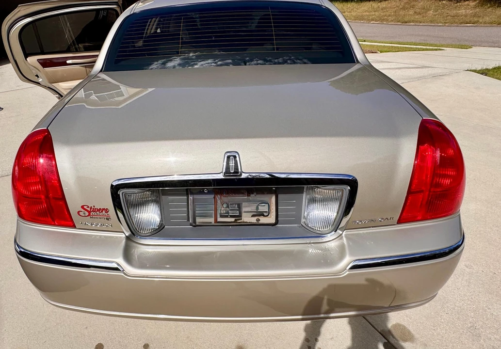 2006 Lincoln Town Car - Image 8 of 31