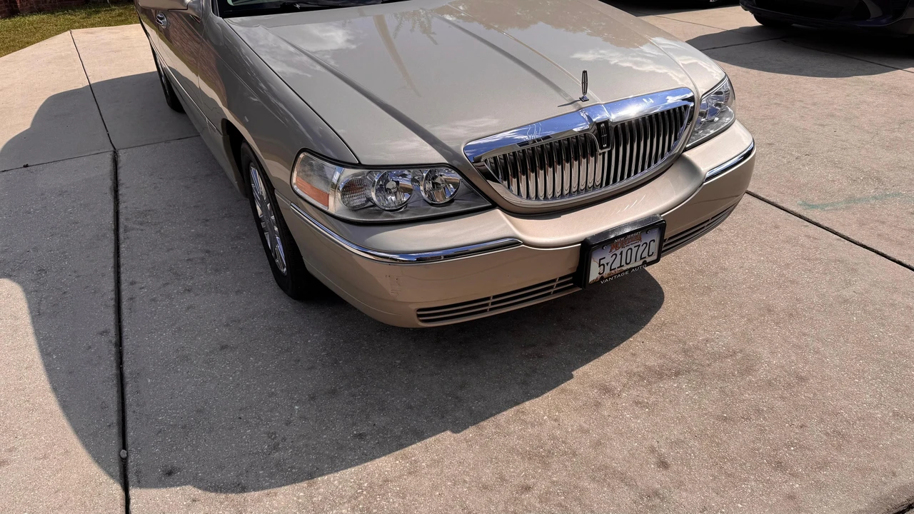 2006 Lincoln Town Car - Image 17 of 31