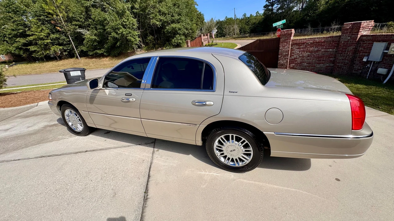 2006 Lincoln Town Car - Image 7 of 31
