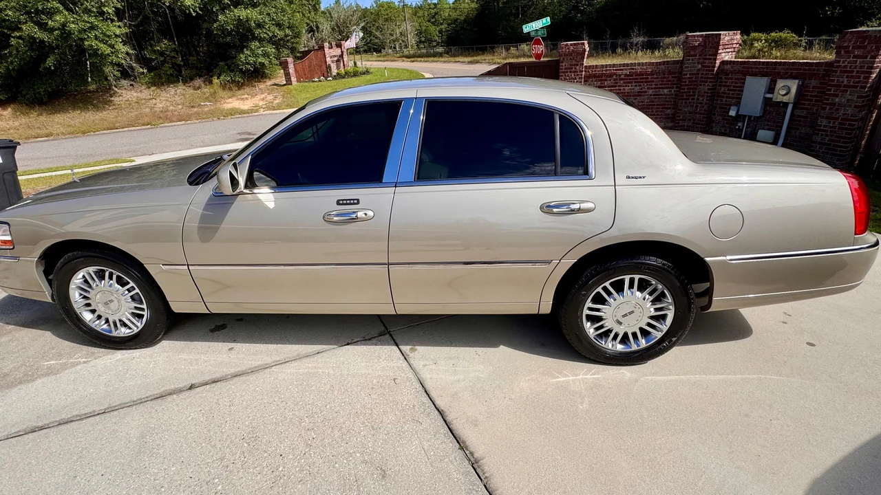 2006 Lincoln Town Car - Image 6 of 31