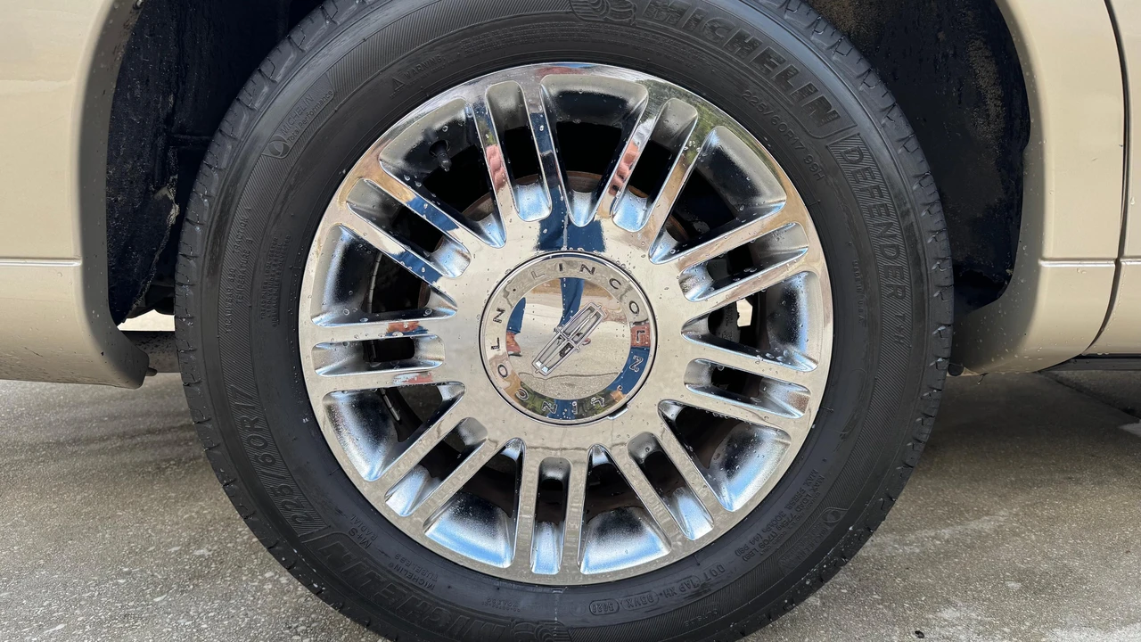 2006 Lincoln Town Car - Image 27 of 31