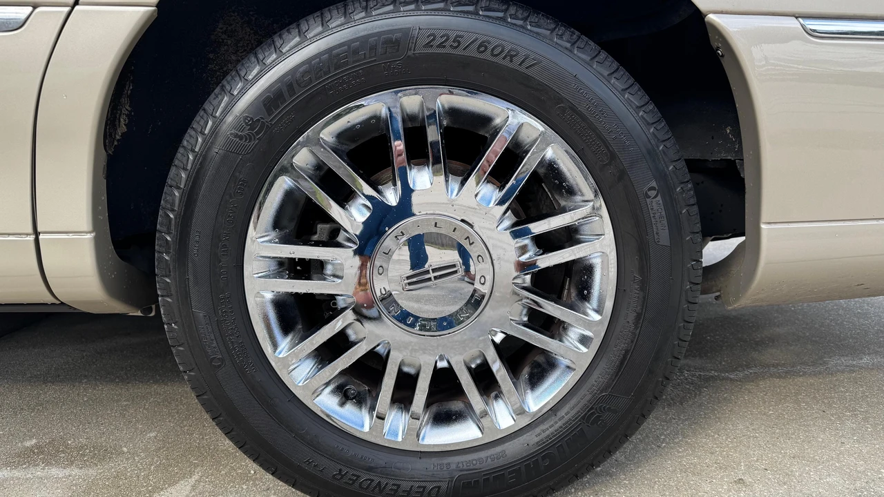 2006 Lincoln Town Car - Image 28 of 31
