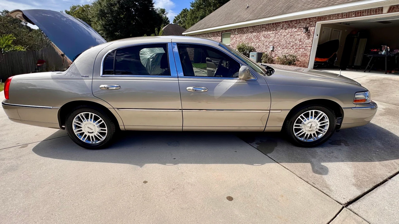 2006 Lincoln Town Car - Image 10 of 31