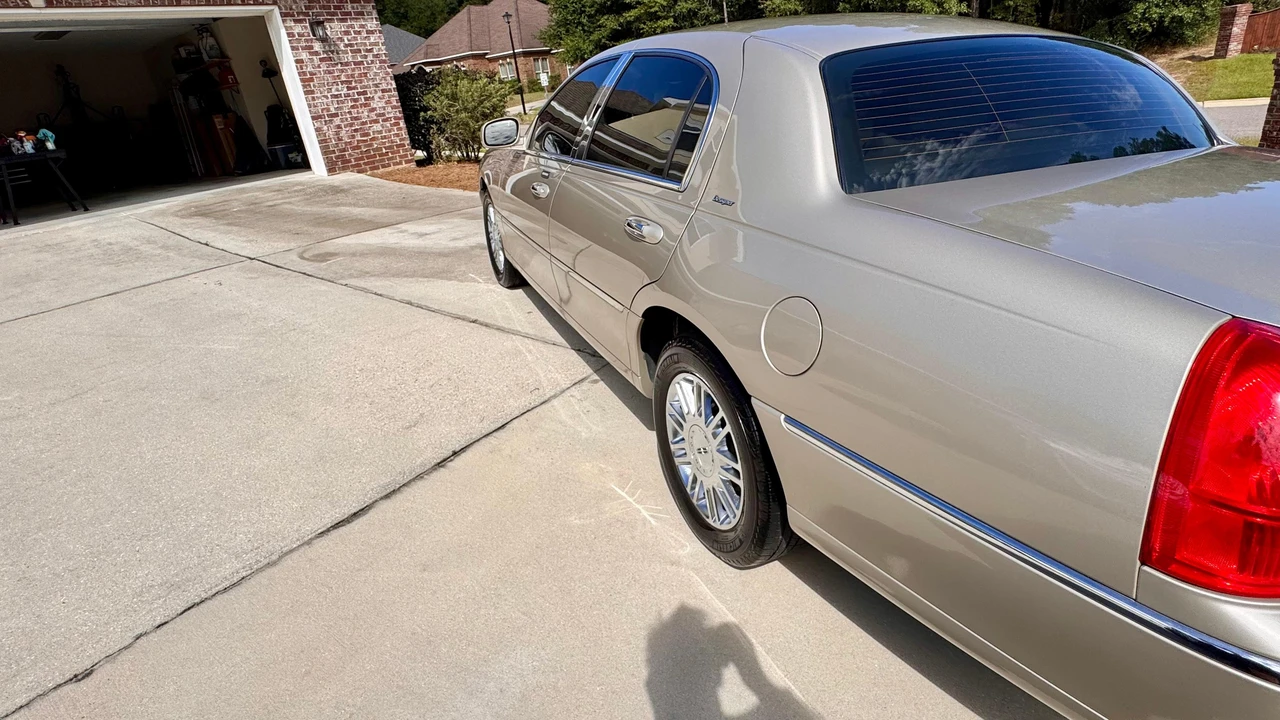 2006 Lincoln Town Car - Image 20 of 31
