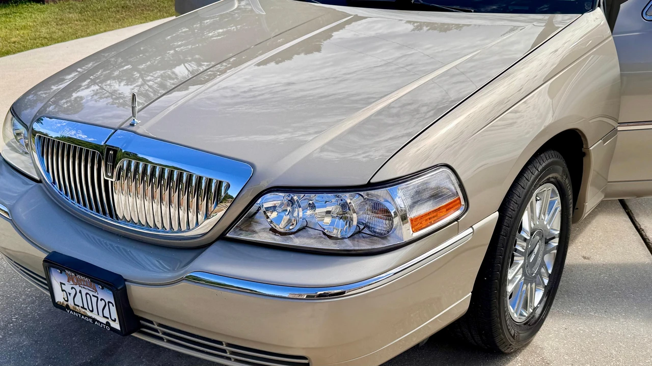 2006 Lincoln Town Car - Image 18 of 31