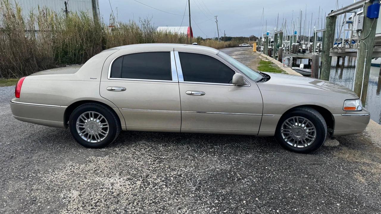 2006 Lincoln Town Car - Image 14 of 31