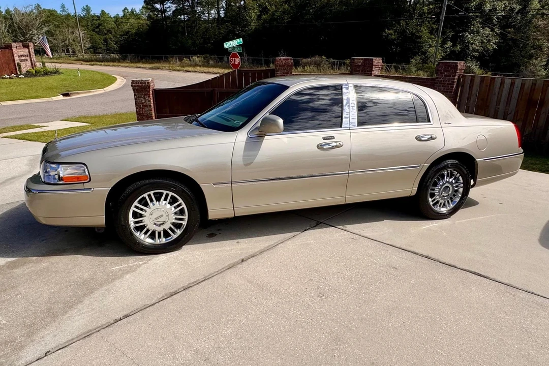 2006 Lincoln Town Car - Image 3 of 31