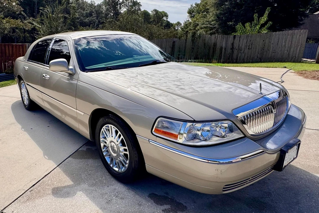 2006 Lincoln Town Car - Image 2 of 31
