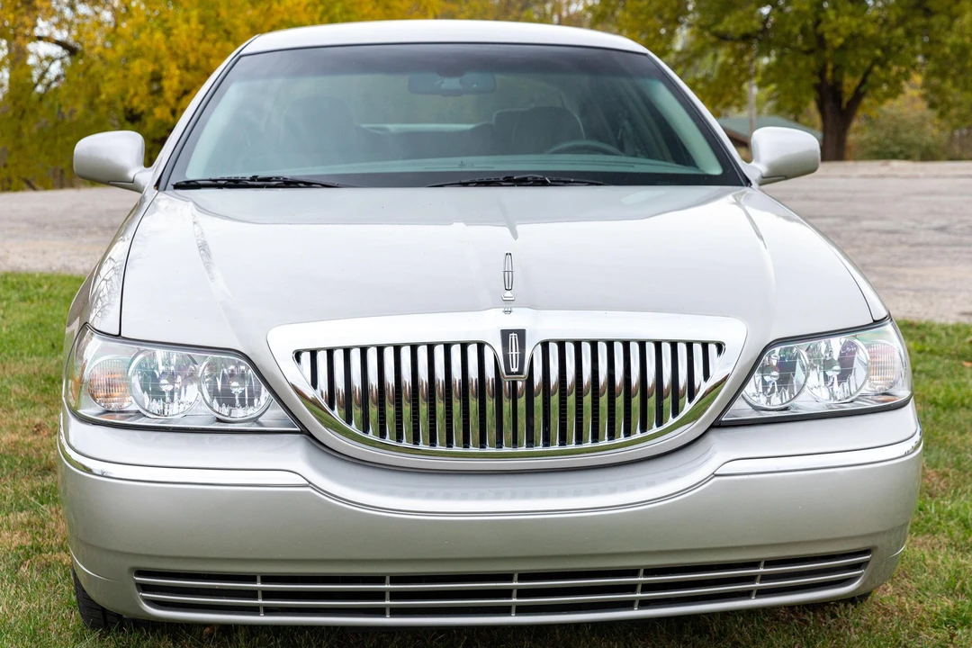 2006 Lincoln Town Car - Image 2 of 31
