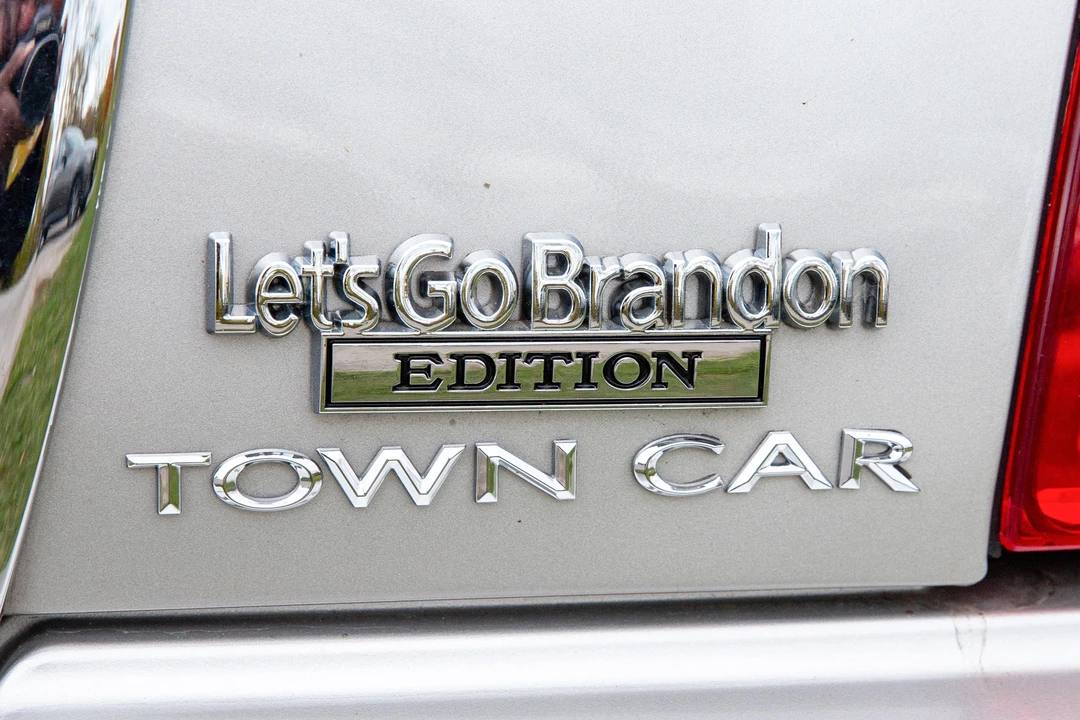 2006 Lincoln Town Car - Image 12 of 31
