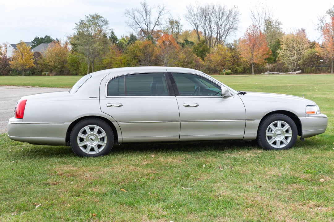 2006 Lincoln Town Car - Image 3 of 31