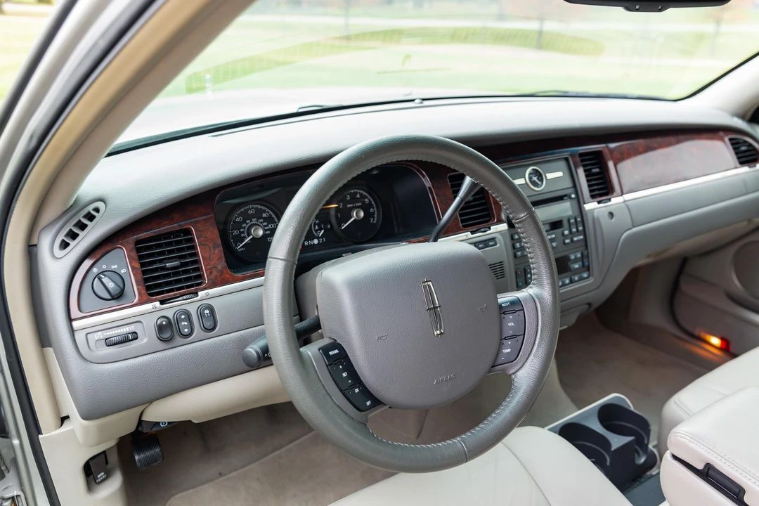 2006 Lincoln Town Car - Image 18 of 31