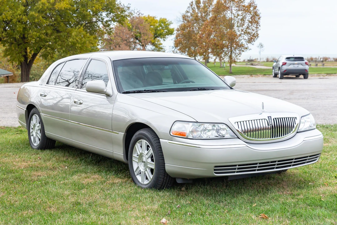 2006 Lincoln Town Car - Image 8 of 31