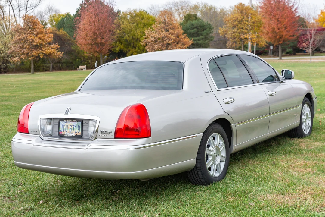 2006 Lincoln Town Car - Image 7 of 31