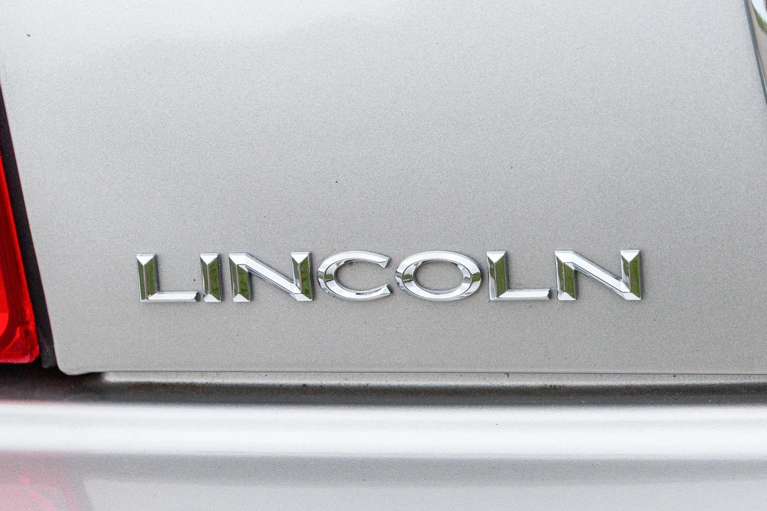 2006 Lincoln Town Car - Image 10 of 31