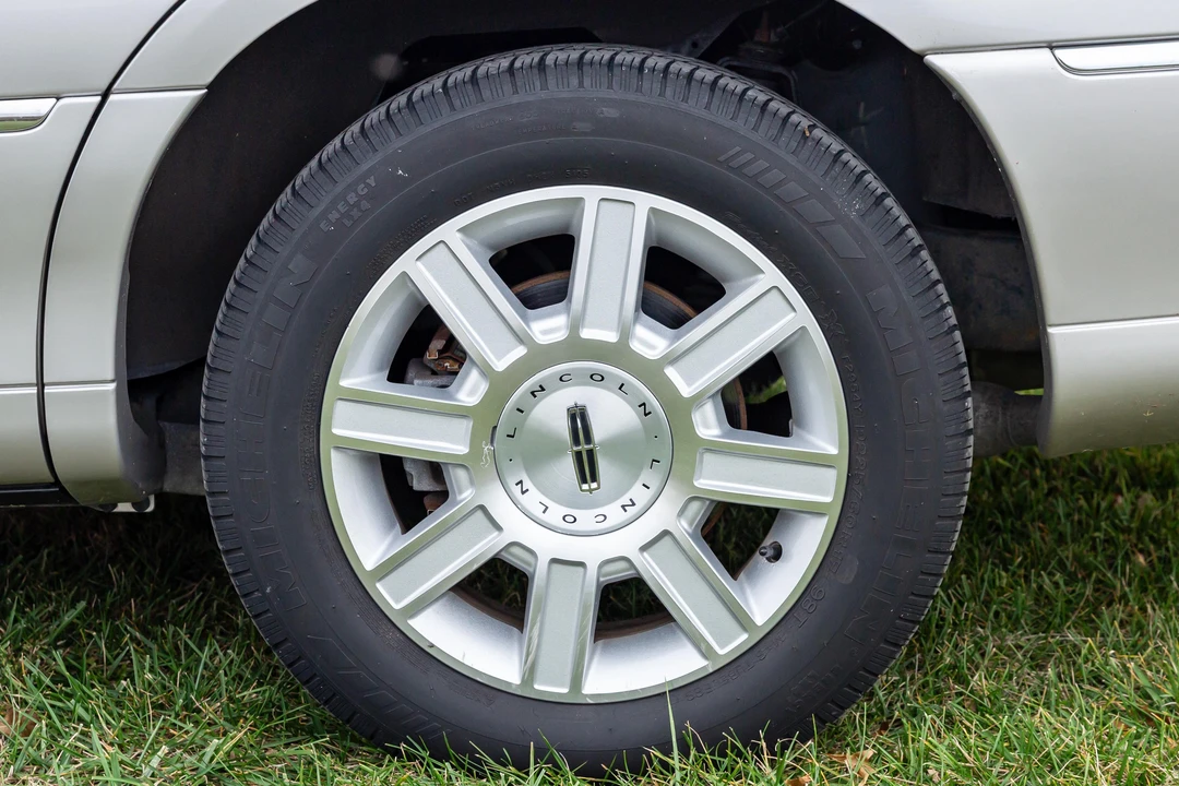 2006 Lincoln Town Car - Image 15 of 31