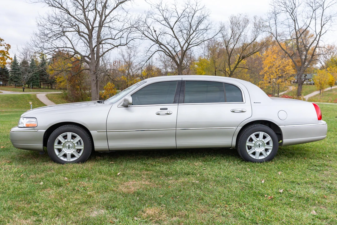 2006 Lincoln Town Car - Image 6 of 31
