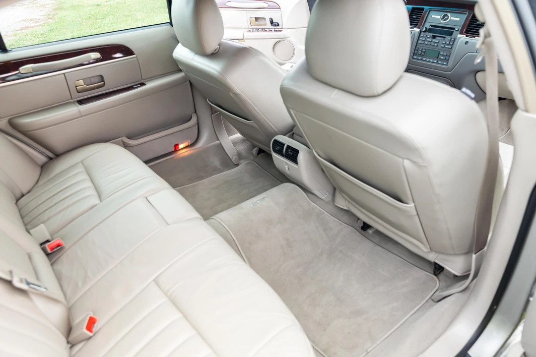 2006 Lincoln Town Car - Image 27 of 31