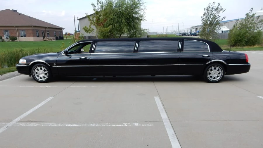 2006 Lincoln Town Car - Image 2 of 8