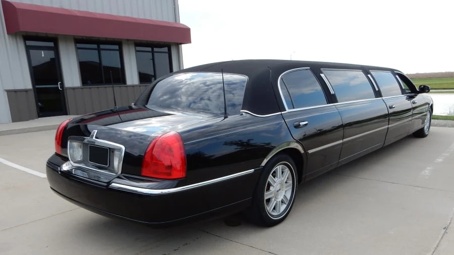2006 Lincoln Town Car - Image 3 of 8