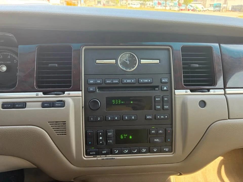 2006 Lincoln Town Car - Image 11 of 14