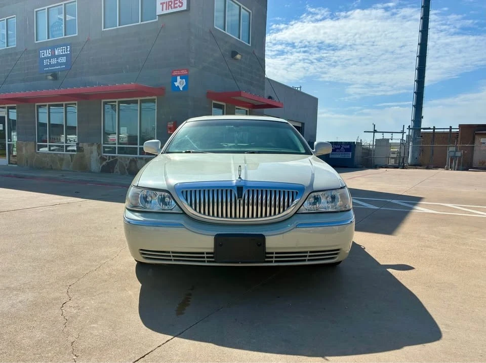 2006 Lincoln Town Car - Image 2 of 14