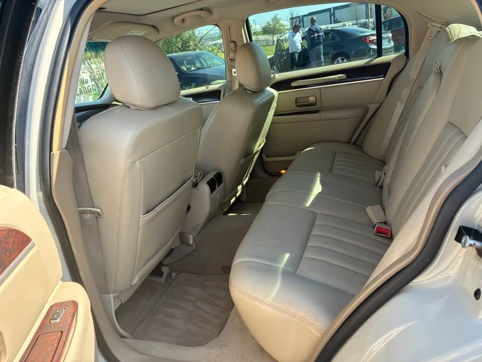 2006 Lincoln Town Car - Image 9 of 14