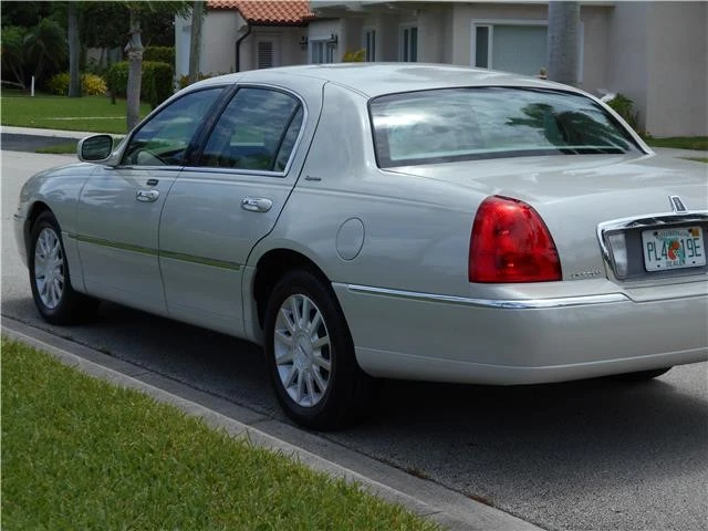 2006 Lincoln Town Car - Image 9 of 12
