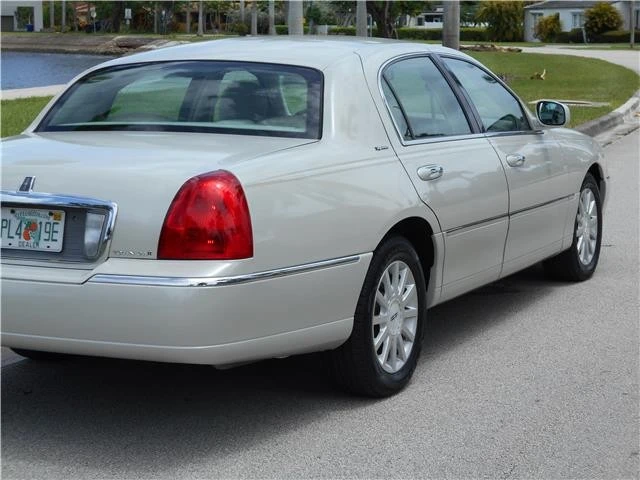 2006 Lincoln Town Car - Image 11 of 12
