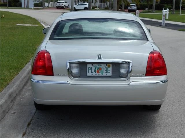 2006 Lincoln Town Car - Image 10 of 12