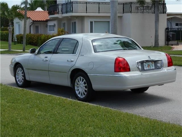 2006 Lincoln Town Car - Image 8 of 12