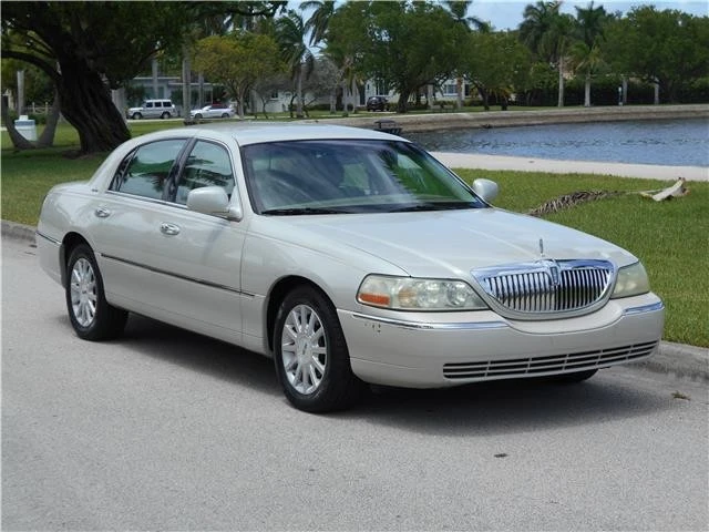 2006 Lincoln Town Car - Image 2 of 12